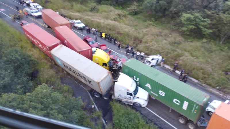 La tarde de este 14 de septiembre se registró un accidente carretero en la autopista del Siglo XXI en Uruapan, Michoacán.