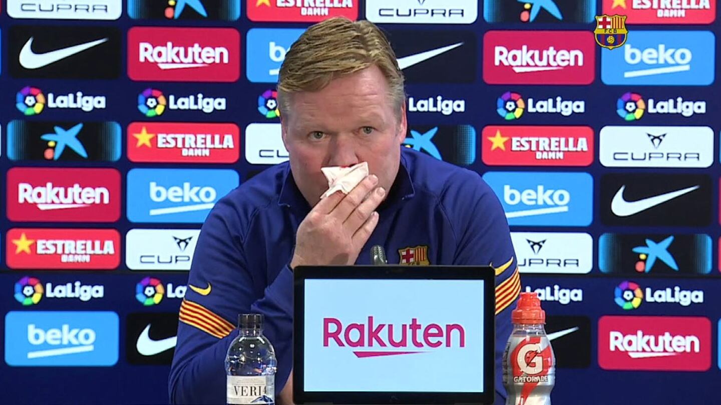 El técnico neerlandés sangró de la nariz en plena conferencia de prensa