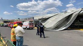 Viento colapsa el techo de la terminal de autobuses de Atlacomulco