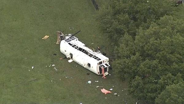 Autobús vuelca en Florida: Hay 8 muertos y 40 heridos; iban mexicanos, confirma SRE