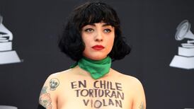 'En Chile torturan, violan y matan': así se manifestó Mon Laferte en los Latin Grammys 
