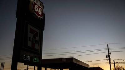Disminución en precio de gasolina da respiro a texanos