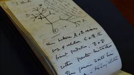 En una bolsa de regalo: Así fue la misteriosa reaparición de 2 cuadernos de Darwin robados hace 20 años