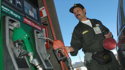Despachadores en gasolineras aseguran que dependen de las propinas para ‘sobrevivir’