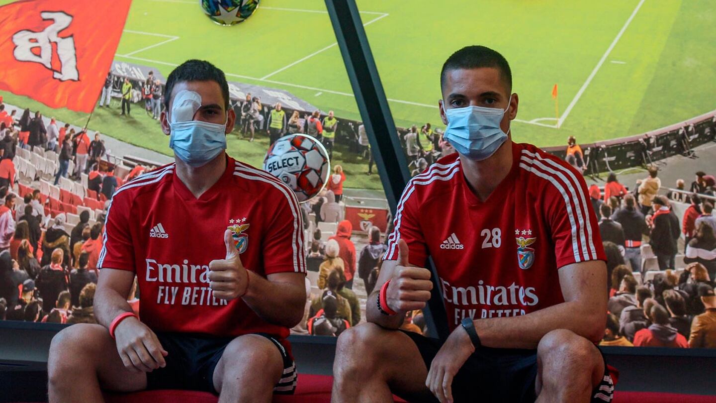Jugadores del Benfica terminaron en el hospital tras apedrearles el autobús