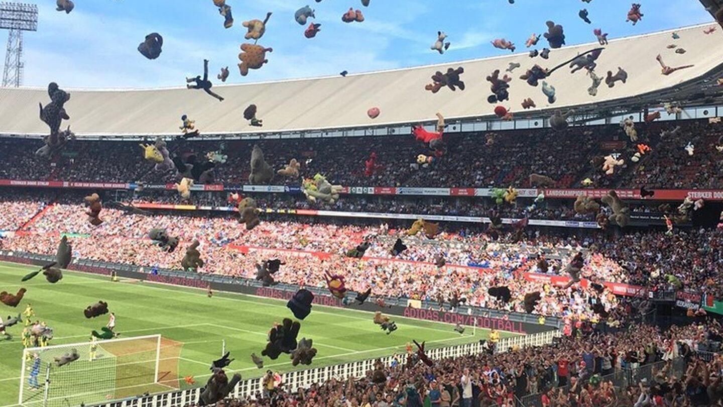 ¡Gran gesto! Aficionados del ADO lanzan miles de peluches a niños enfermos del Feyenoord