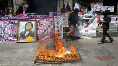 Feministas subastan pinturas de Madero, Hidalgo, Morelos y Juárez intervenidas en toma de la CNDH