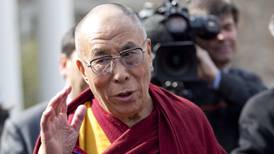 'Si llega una mujer tendría que ser más atractiva', dice el Dalai Lama sobre su sucesión