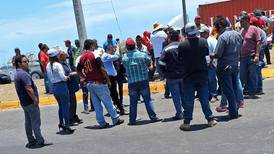 ‘No nos dejan ni ir al baño’: Choferes de carga bloquean acceso al Puerto de Veracruz