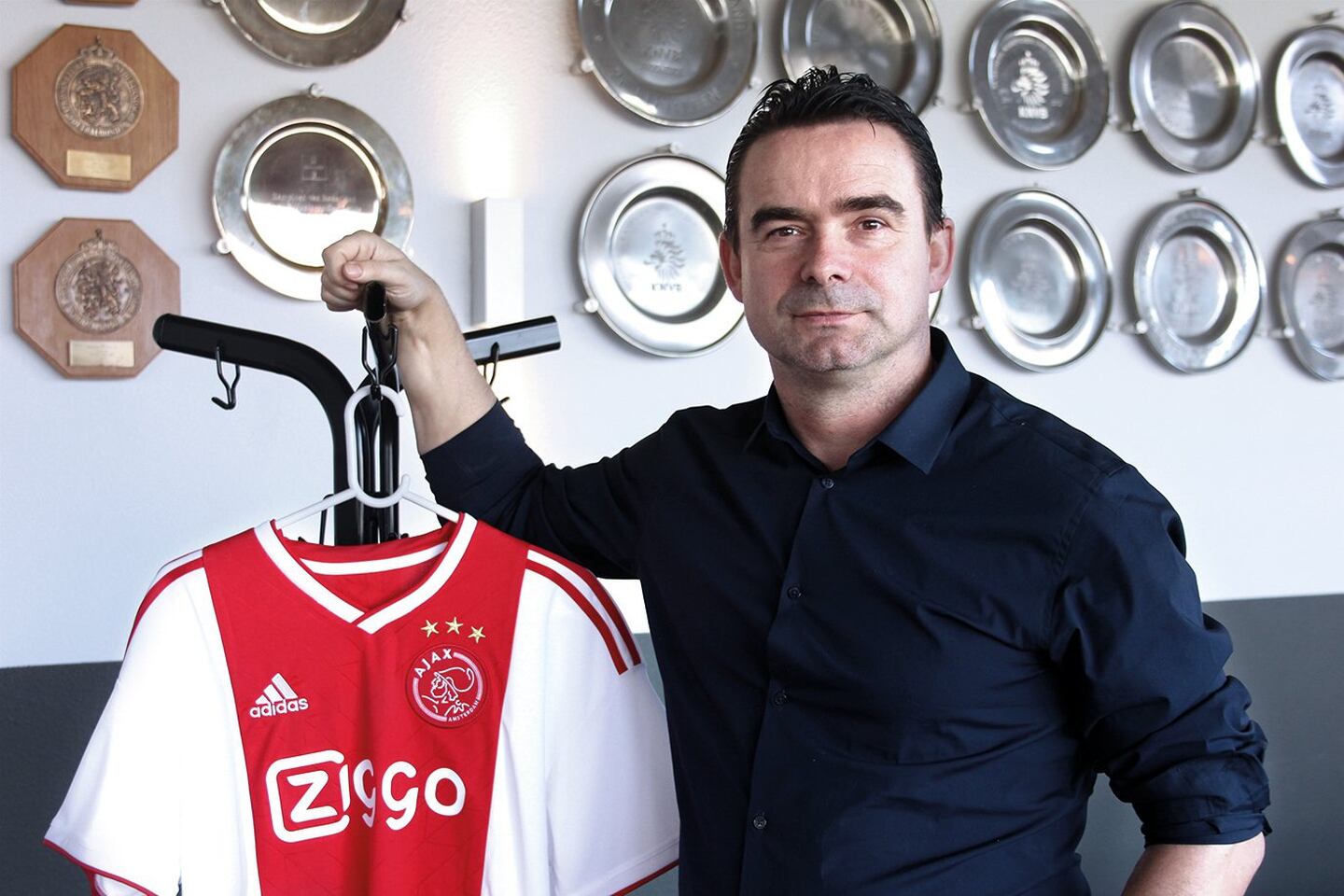 Renueva Marc Overmars como director deportivo del Ajax