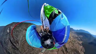 ¡Terror en el aire! Hombre enredó su paracaídas y apenas se salvó por un segundo (VIDEO)