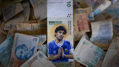 El arte de la devaluación: Artistas argentinos pintan billetes para elevar su valor