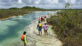 ¿Construcción del Tren Maya está cambiando el color del agua en Bacalar? Esto dice AMLO 