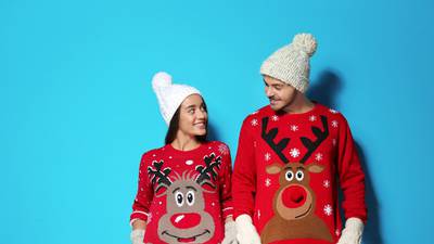 ¿De dónde viene el 'ugly' suéter navideño y por qué lo usamos?