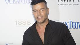 Ricky Martin ‘tuvo una reacción alérgica’, asegura su equipo de trabajo sobre apariencia del cantante