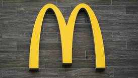 McDonald’s sufre ‘apagón’: Reporta falla en sus sistemas de todo el mundo y cierra restaurantes