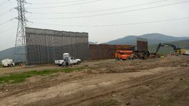 Inician trabajos para derribar prototipos de muro fronterizo en San Diego
