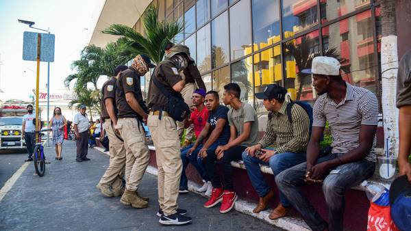 Migrantes se encadenan en Tapachula, piden avanzar al norte del país