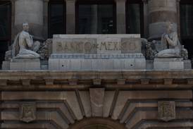 Alzas de Banxico favorecen a bancos