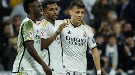 El campeón Real Madrid ofreció el título de Liga al Bernabéu y redondeó la noche con goleada al Alavés