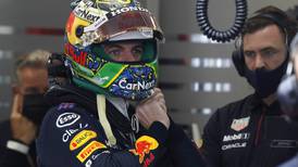 Max Verstappen pagará multa de 50 mil euros por tocar el alerón del Mercedes de Hamilton