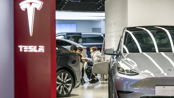 Acciones de Tesla ‘imparables’: Suben 12% tras aprobación de China a su software de conducción