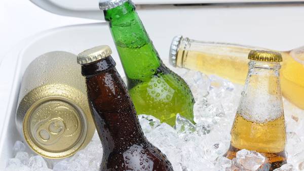 De palomitas a cervezas: a qué se debe la escasez de productos en supermercados del mundo
