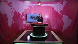‘Una mujer borrada’: Talibán ordena a conductoras de TV ocultar su rostro