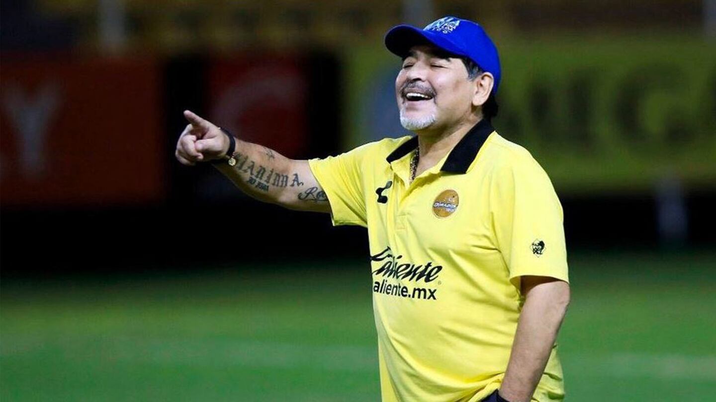 Maradona sigue sin reportar con Dorados, pero los dirige desde Argentina
