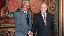 PERFIL: De Klerk, el presidente sudafricano que defendió y luego finalizó el apartheid 