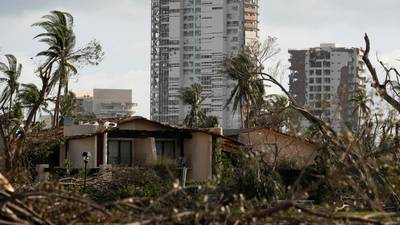 Pobres en Acapulco lamentan que vivirán años de devastación por ‘Otis’: ‘Gobierno ni sabe que existimos’