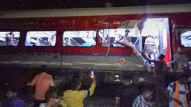 Se descarrilan dos trenes en India; mueren más de 200 personas