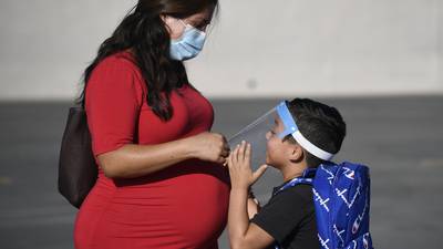 Escuelas de California exigen que estudiantes asistan a clases vacunados  vs. COVID