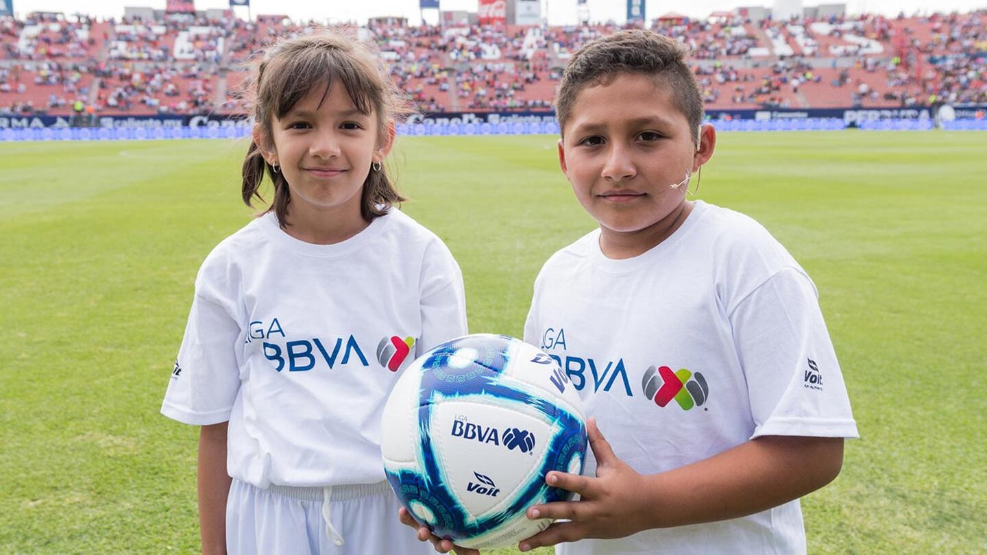 Niño que ensayaba protocolo de la Liga MX hizo realidad su sueño