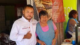 'El Mijis' muestra constancia que lo avala como diputado en San Luis Potosí