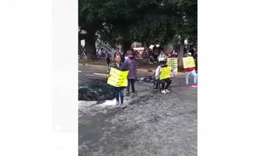 Padres bloquean avenidas de Ecatepec para exigir justicia por violación de 2 niñas en un kínder