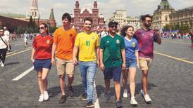 Ellos usaron 'playeras mundialistas' para defender el orgullo gay en Rusia