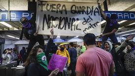 Colectiva de mujeres protesta por presencia de Guardia Nacional en Metro de CDMX