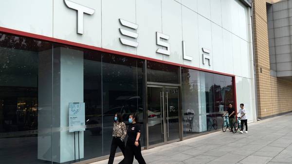 Tesla ‘mete reversa’: Musk cancela ofertas de trabajo a becarios