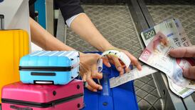 ¿Cuál es el costo por documentar equipaje según el peso y tamaño de tu maleta?