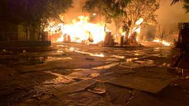 Hay fuego en el barrio: Incendio quema una zona de tarimas de la Central de Abasto