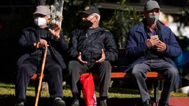 Grecia multará a adultos mayores que no se vacunen contra COVID