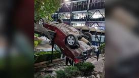 Cae auto desde tercer piso del estacionamiento de la Universidad La Salle en CDMX