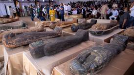 Hallan en Egipto 59 sarcófagos de más de 2,600 años con momias intactas