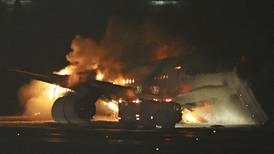 Avión se incendia en el aeropuerto Haneda de Japón: mueren 5 personas