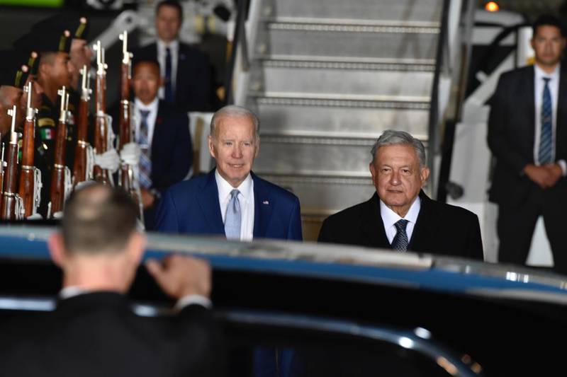 El presidente de Estados Unidos fue recibido por su homólogo, López Obrador, tras su llegada a México.
