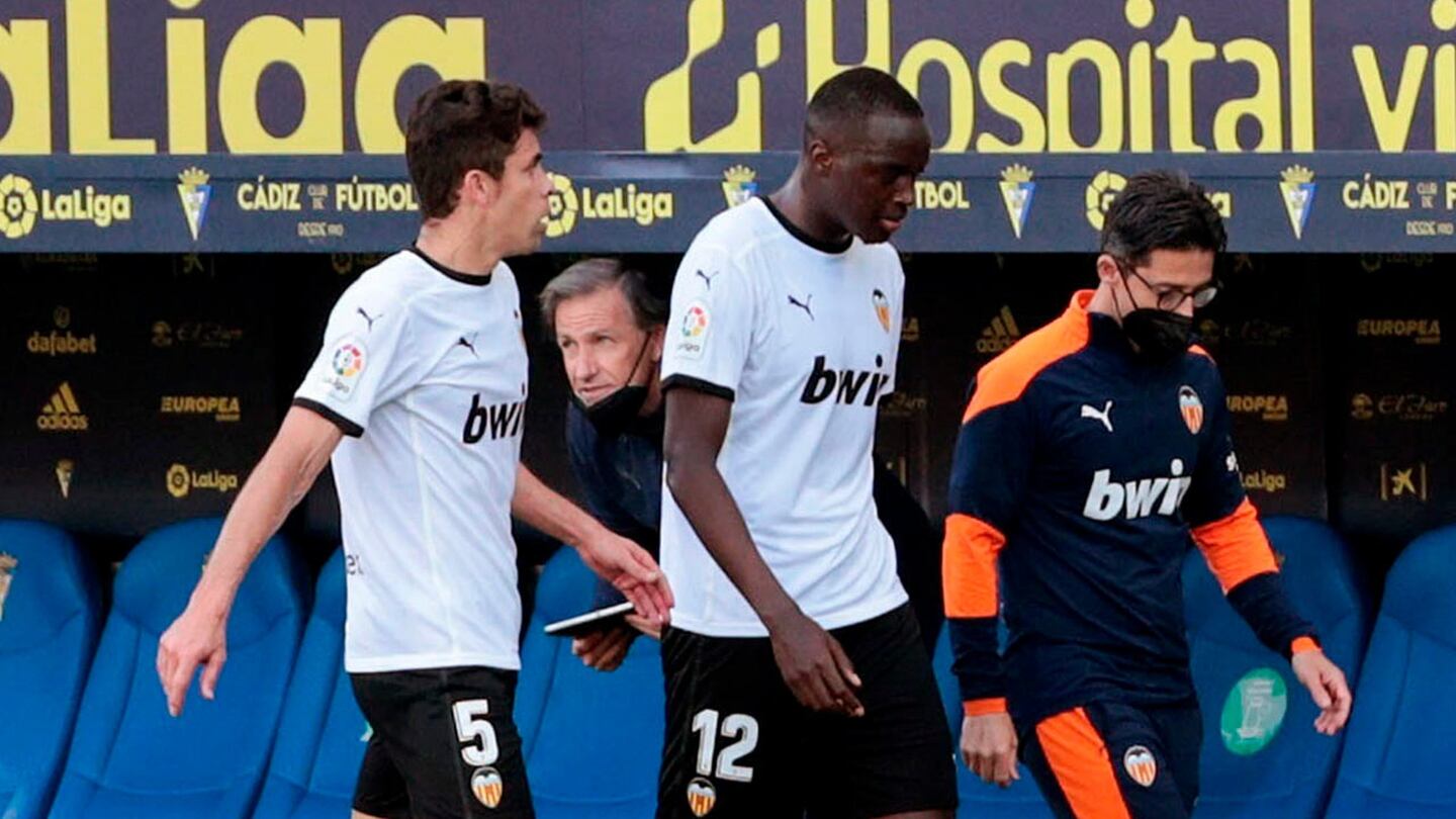 El Valencia abandonó el partido ante Cádiz por unos minutos (EFE)