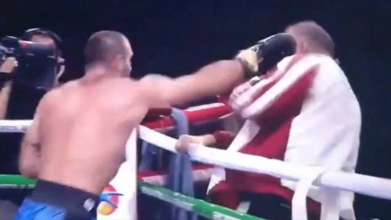 Insólito: Boxeador se volvió loco... ¡Golpeó a su entrenador!