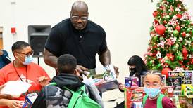 ¡Enorme, Santa! Shaquille O’Neal regala 2 mil consolas de videojuegos a niños de escasos recursos