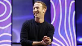 Zuckerberg se disculpa tras colapso de Facebook... y desmiente acusaciones de Haugen